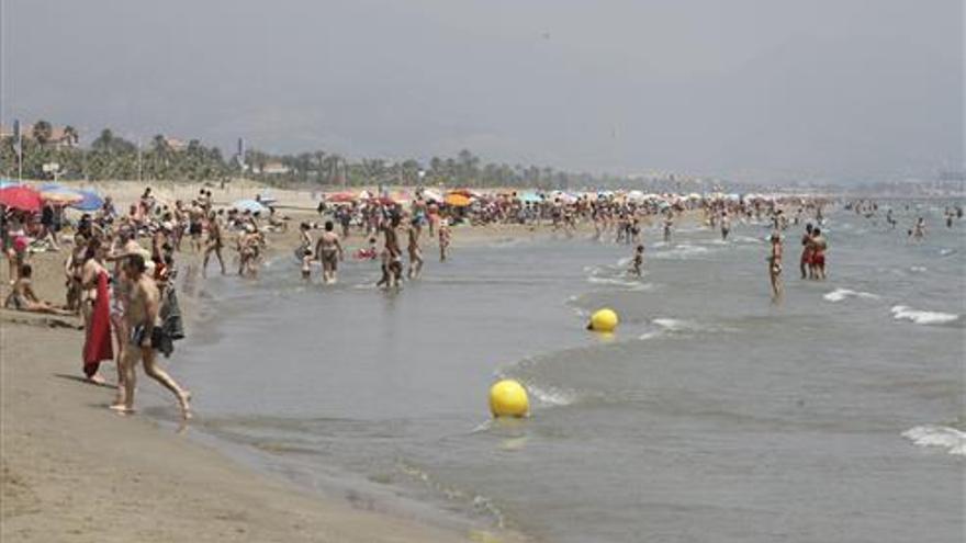 Fallece una mujer en la playa del Pinar de Castelló mientras caminaba