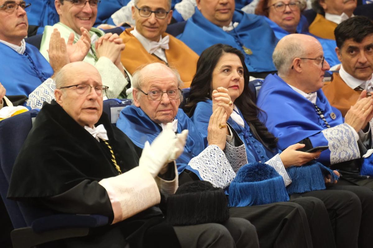 Fred Wudl, con la vestimenta azul, aplaude en su asiento durante el acto.