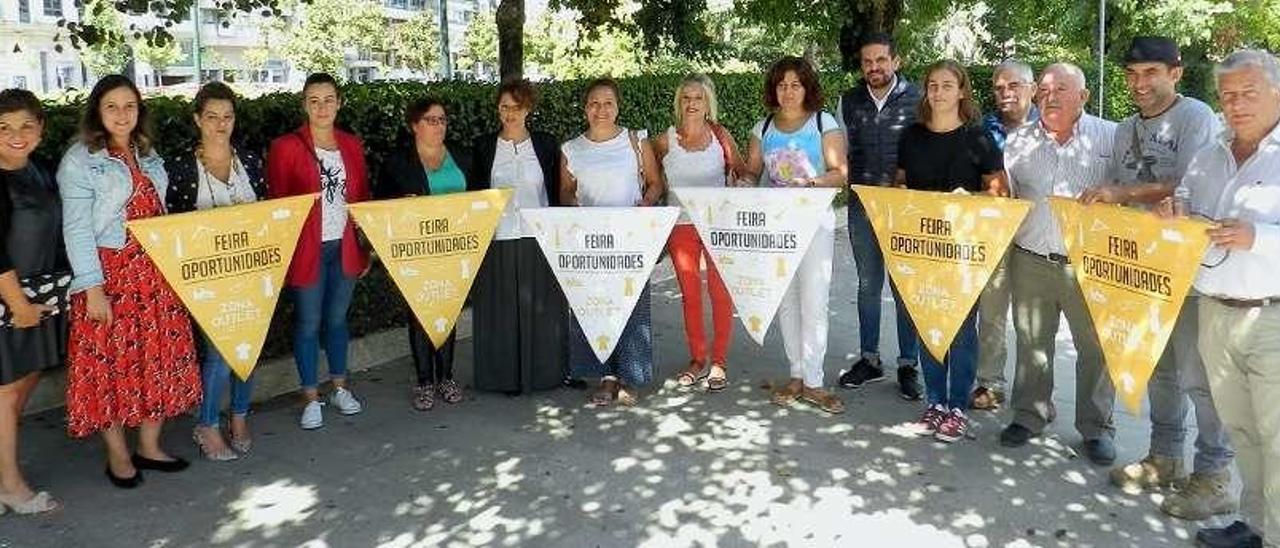 Los representantes del comercio y del gobierno local, ayer, en la presentación de la feria en Redondela. // A.E.