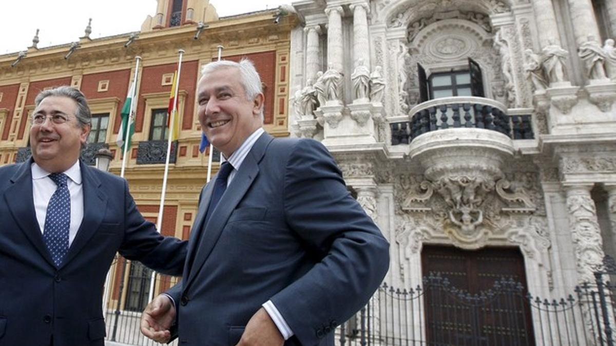 Javer Arenas (derecha), con el candidato del PP a la alcaldía de Sevilla, Juan Ignacio Zoido, ante el palacio de San Telmo.
