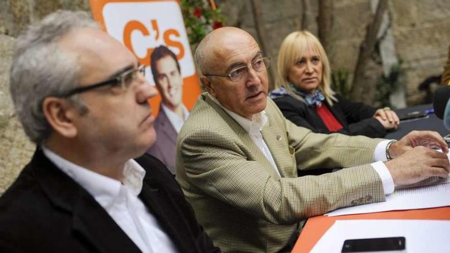 El delegado de Ciudadanos en Galicia, Javier Chouza, en el centro durante un acto en Ourense.