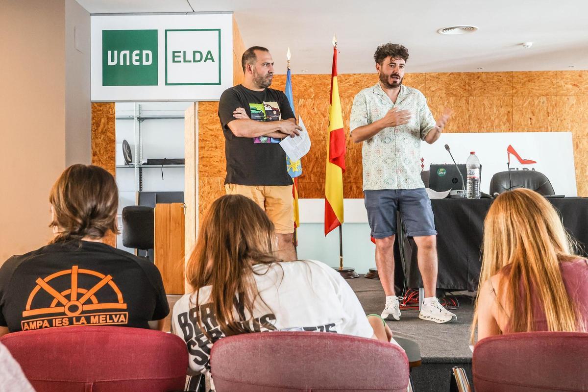 Dos de los profesores del IES LA Melva durante una de las clases de repaso de este lunes por la tarde