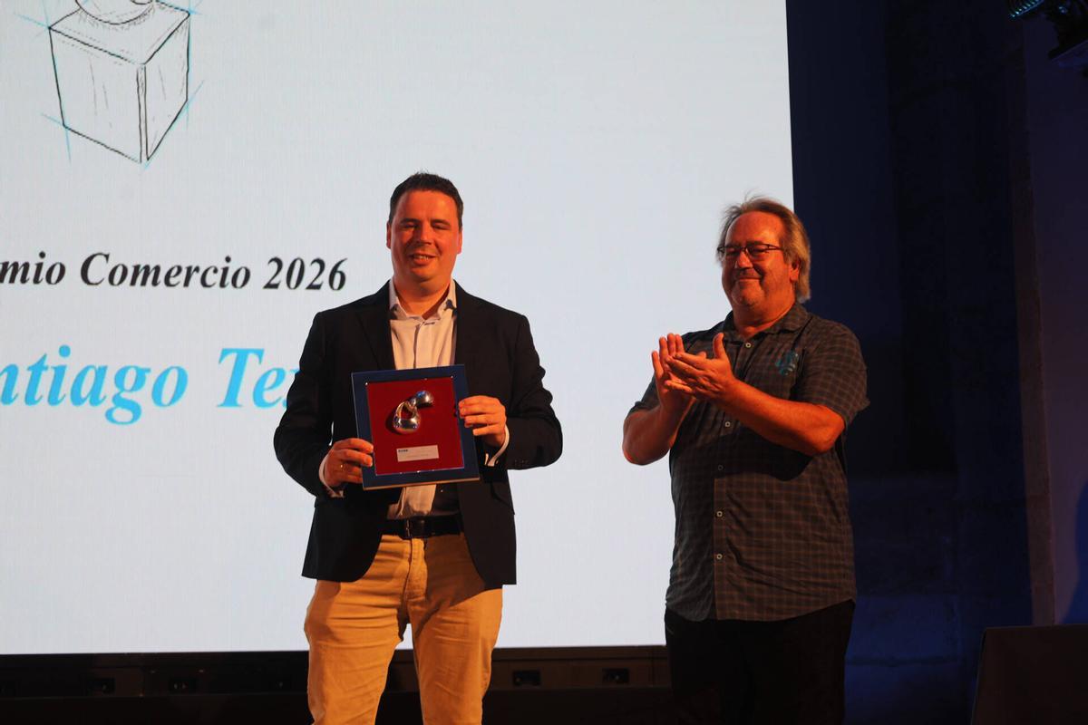 Francisco Guarido entrega el Premio CEOE Comercio 2026 a David Genicio, de Santiago Textil.