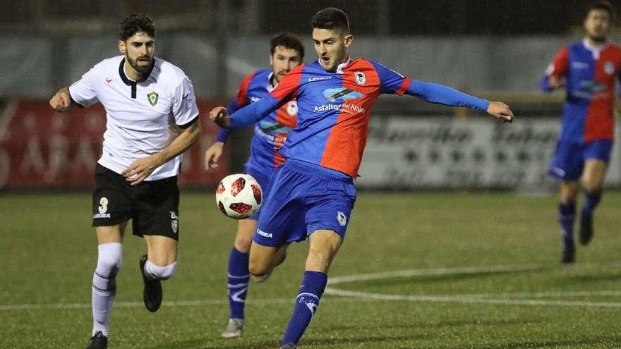 Sergio Ríos realiza un disparo en el último partido del Langreo contra el Gernika.