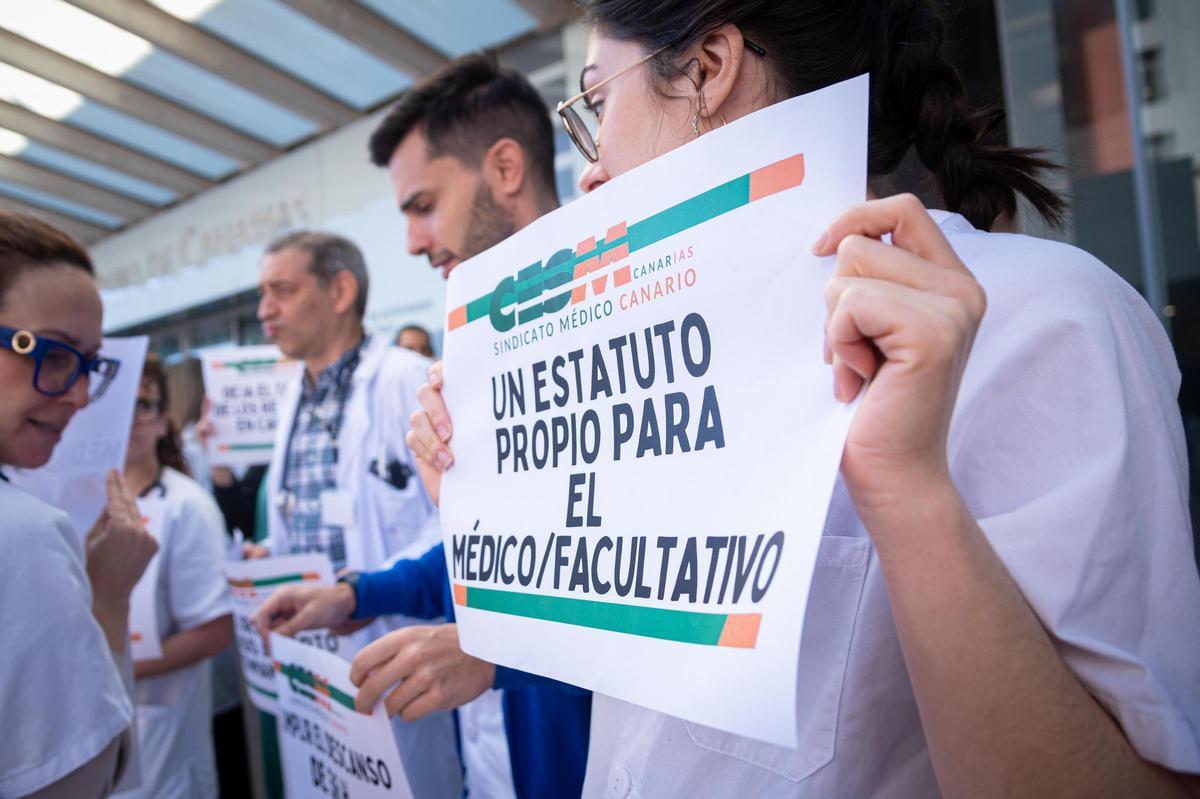 Una manifestación de médicos a las afueras del Hospital Universitario de Canarias, el año pasado.
