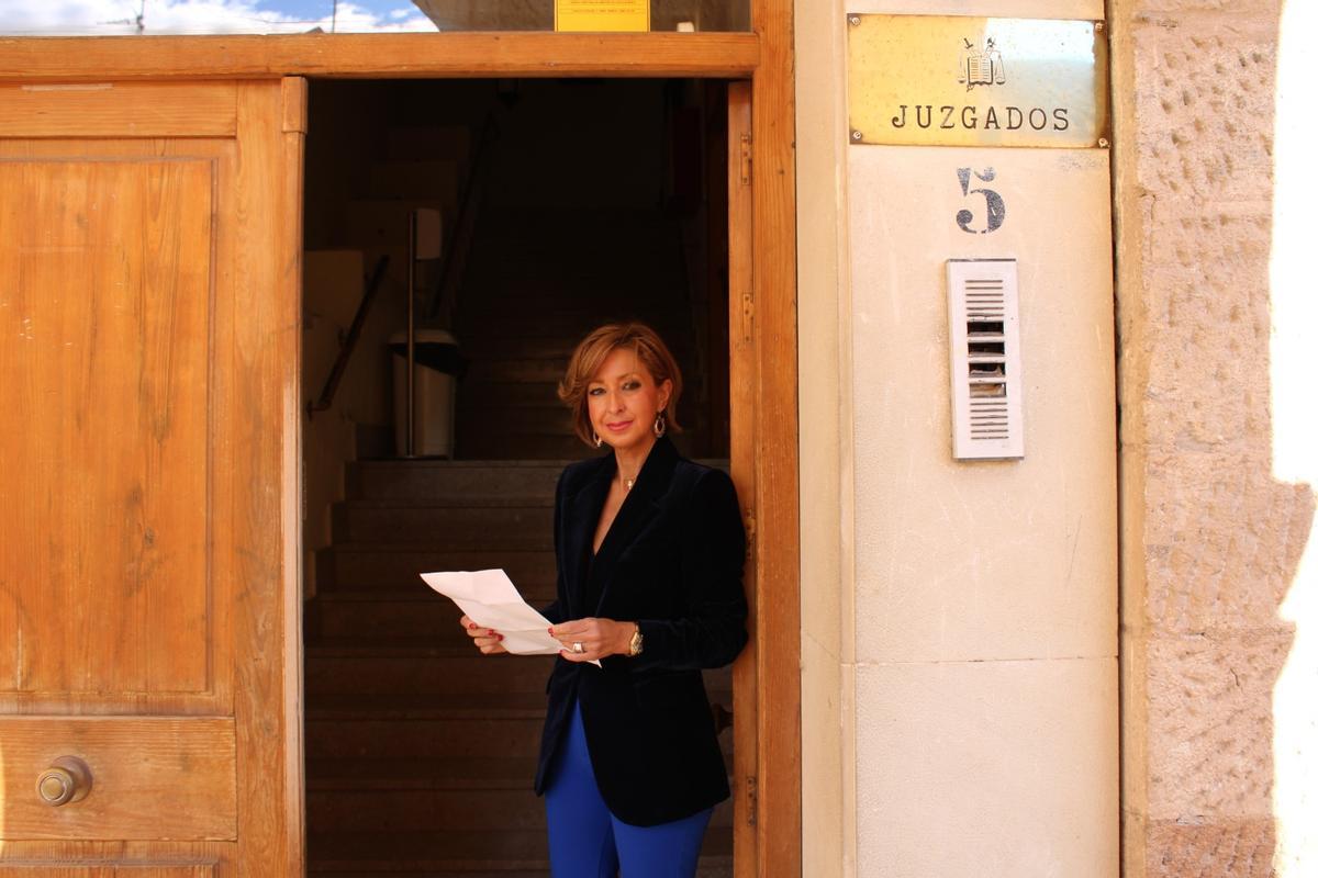 Belén Pérez a la entrada de los juzgados de Lorca.