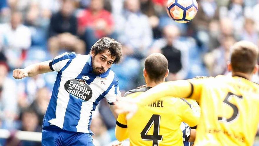 Arribas despeja de cabeza durante el partido de ayer en Riazor.