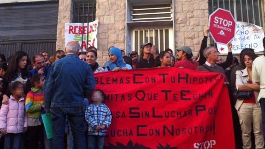 Un centenar de personas trata de paralizar un desahucio en Alicante