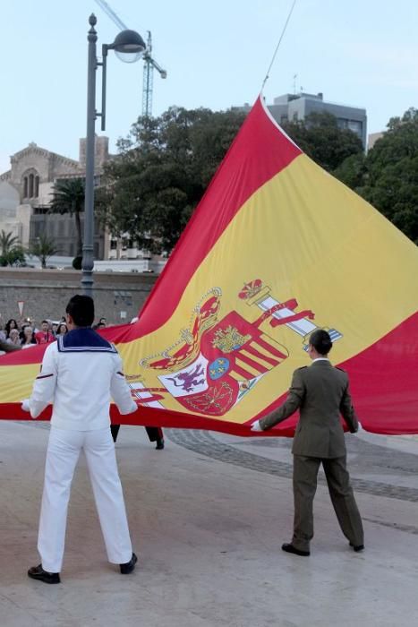 Honores a la bandera en el puerto