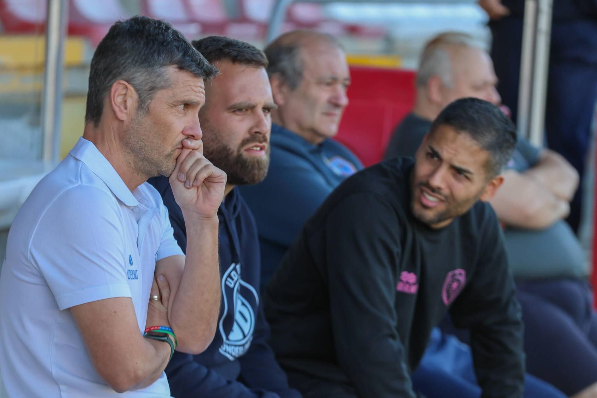 Las imágenes de la contundente victoria del Arosa al Barbadás (3-0)