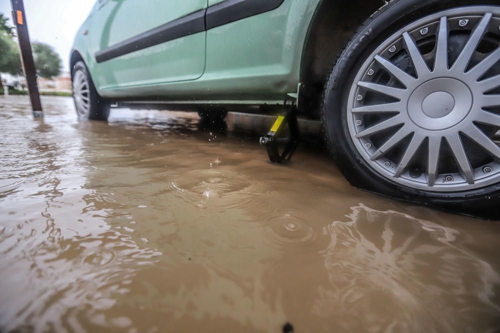 Imágenes de los vecinos retirando agua de las viviendas y las balsas de laminación que no dieron abasto ayer junto a la laguna de Torrevieja