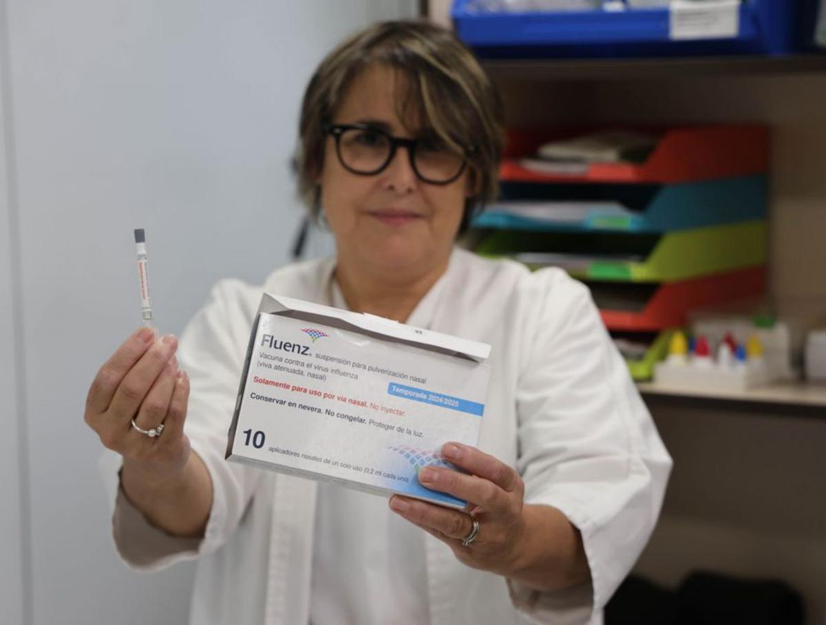 A nurse holds a new intranasal vaccine. | // PHOTO VILLAR ALBA