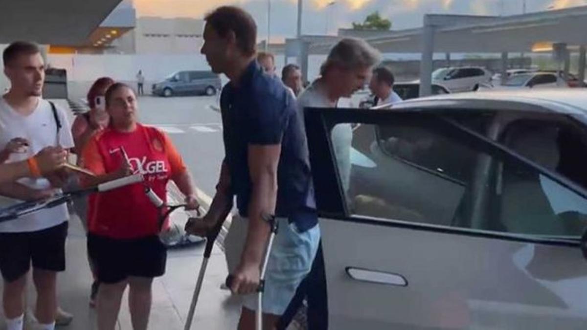 Rafa Nadal, con muletas, a causa de su lesión de pie