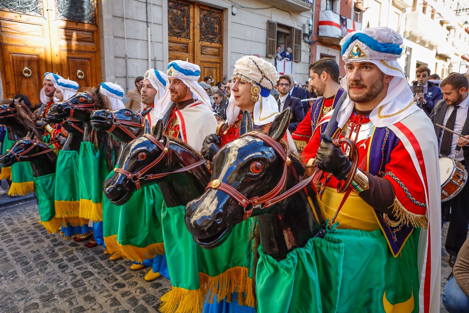 El desenfadado acto con caballos de cartón atrae cada año a un mayor número de espectadores