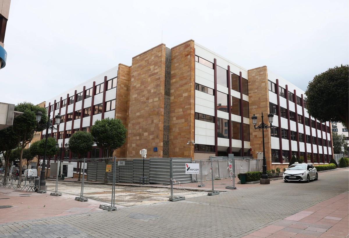 El edificio que alberga la sede de la Agencia Tributaria, en obras.