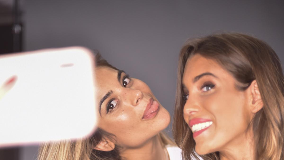 Dos influencers haciéndose un selfie en el evento