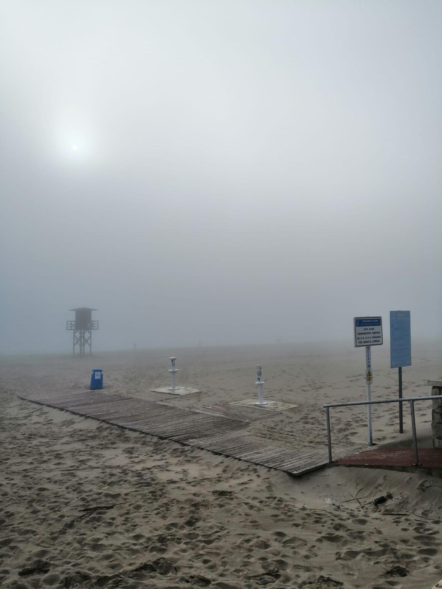 La niebla se "traga" la playa de Cullera