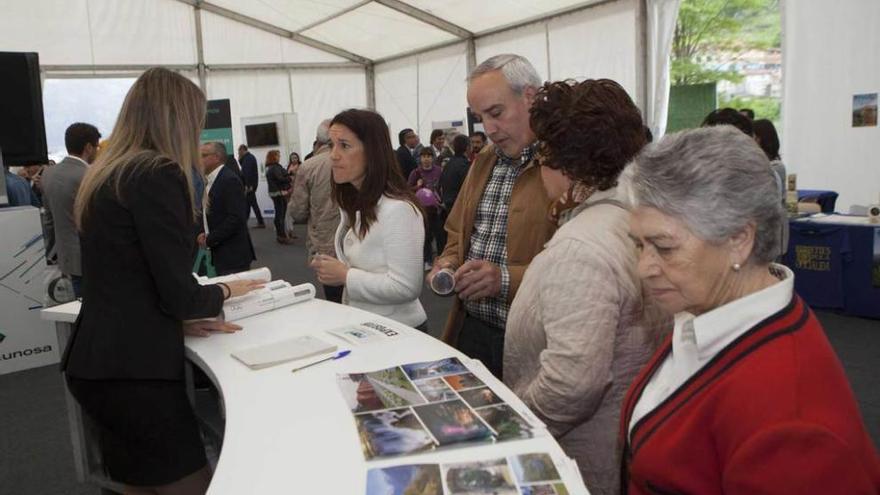 un recorrido por las cuencas en imágenes. LA NUEVA ESPAÑA, presente en la feria con su propio stand, obsequia a los visitantes con láminas con fotografías de los elementos más emblemáticos de las Cuencas.