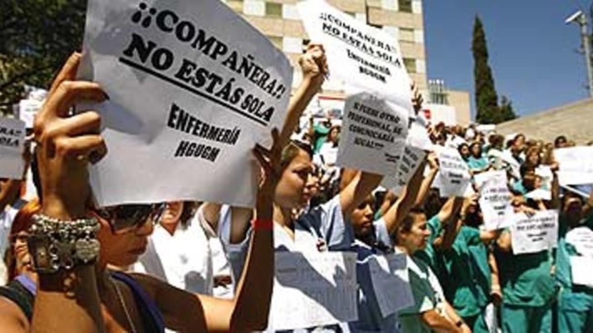 Enfermeras del Gregorio Marañón se manifiestan en defensa de la compañera que atendió al bebé fallecido, ayer en Madrid.