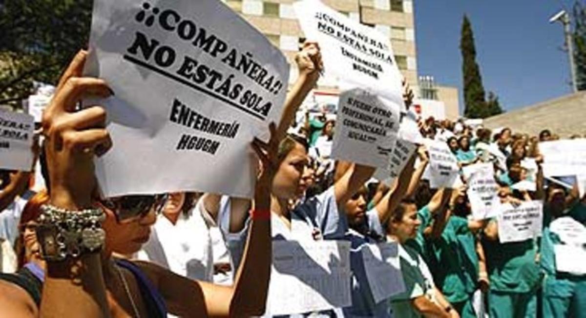 Infermeres del Gregorio Marañón es manifesten en defensa de la seva companya que va atendre el nadó mort, ahir a Madrid.