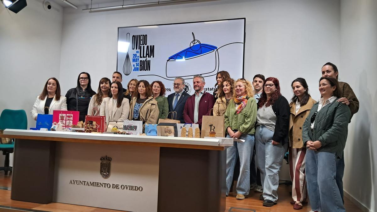 Los participantes posan en la sala de prensa del Ayuntamiento con la mesa llena de dulces.