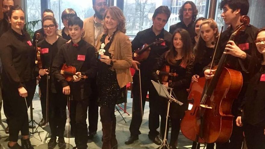 Rosa Estaràs junto a los miembros de la Orquesta de Cámara de la Escolanía de Lluc.