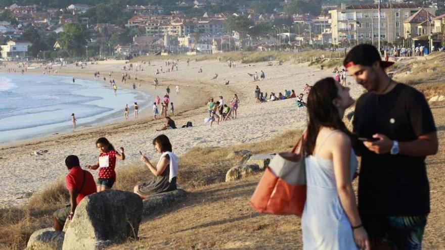 Bañistas disfrutaban ayer de Praia América, sin servicio de salvamento desde el día 1. // José Lores