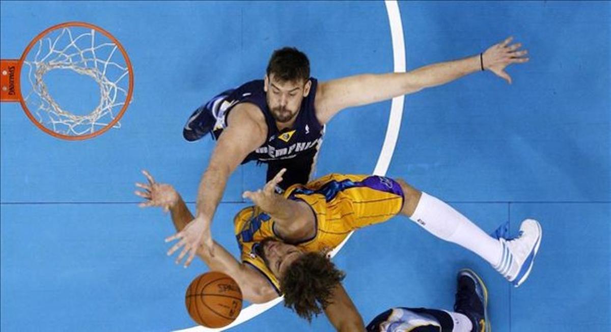 Marc Gasol (a dalt) lluita un rebot amb Robin Lopez, dels Hornets. Marc Gasol (a dalt) lluita un rebot amb Robin Lopez, dels Hornets.