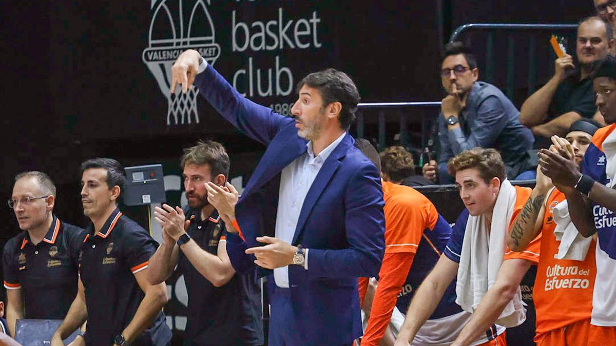 Mumbrú da indicaciones al equipo en el duelo contra el ALBA