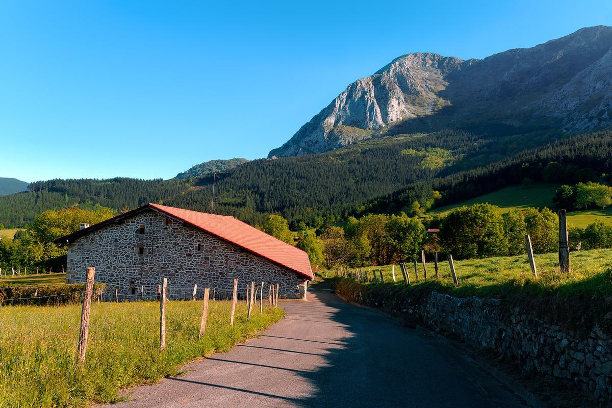 Paisaje de Axpe con vistas a la montaña Anboto