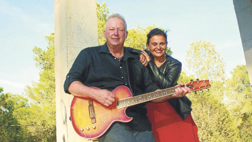 Chris Langley y Cristina Ariza, integrantes de Assivie, en una foto promocional.