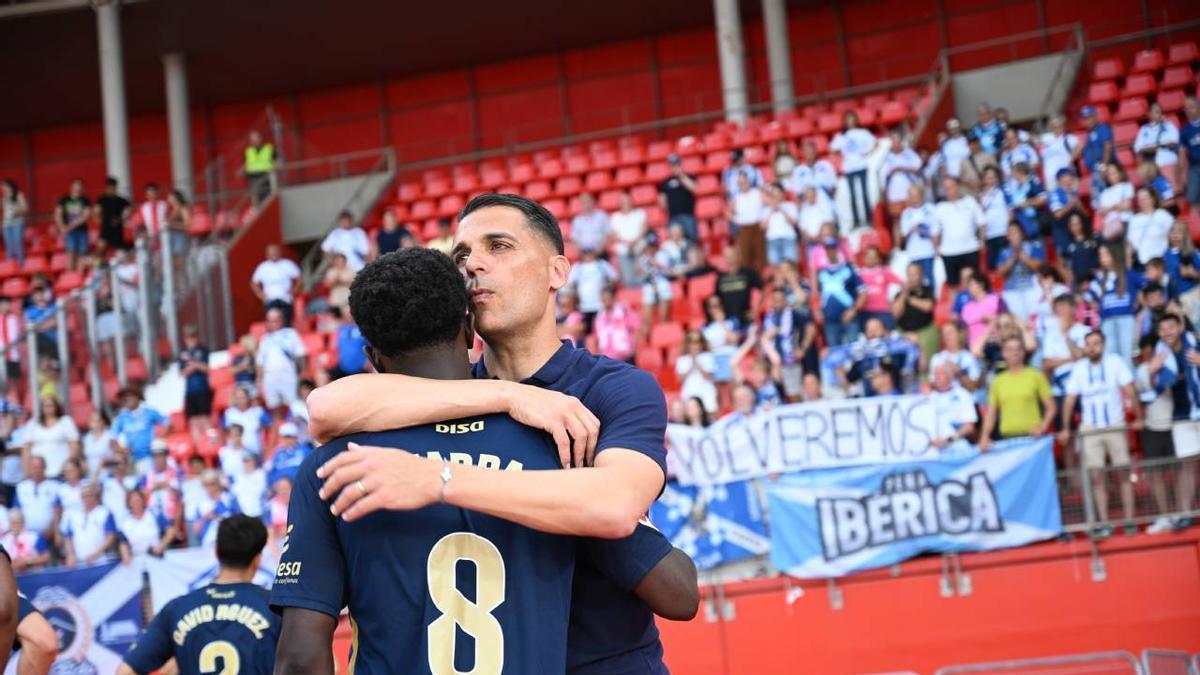 Roberto Perera, segundo entrenador del Tenerife, consuela a Diarra al final del último partido jugado por los blanquiazules en Segunda, el 1 de junio de 2025 en Almería.