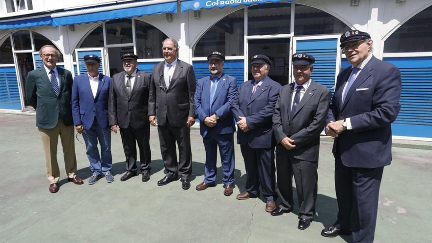 Álvaro Platero, cuarto por la izquierda, con miembros de la Cofradía Buena Mesa de la Mar, ayer en La Colonia, en Salinas. A la derecha, el premiado entre Vicente Quintanilla y Santiago Prieto, de la Cofradía.|      Ricardo Solís