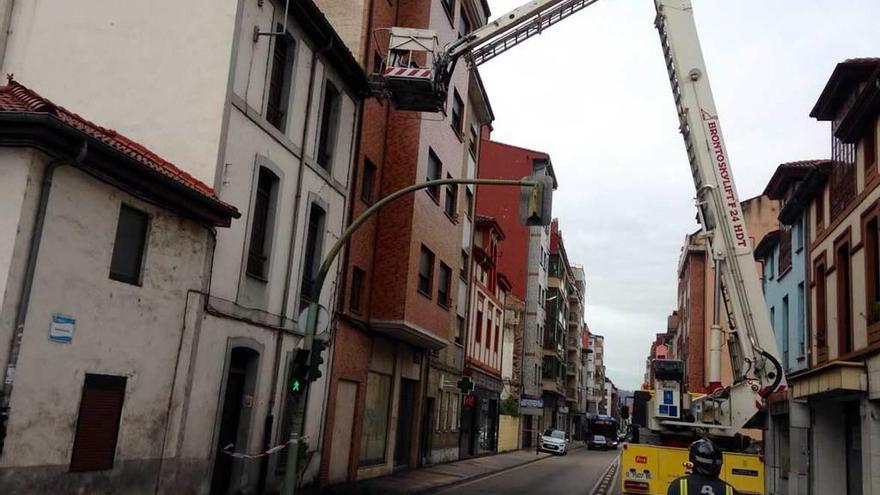 Caída de cascotes en Sama e incendio en Ciaño