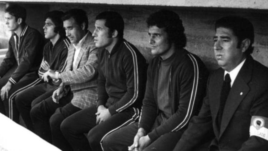 Maldonado, con brazalete de delegado, en el banquillo del Rico Pérez junto a Santoro, Pachón, Arsenio, Pepín y Juan Carlos