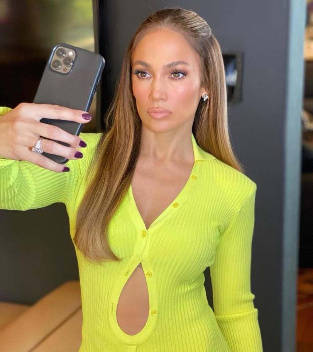 Jennifer Lopez luce fabulosa en el gimnasio con leggings neón y tenis  blancos