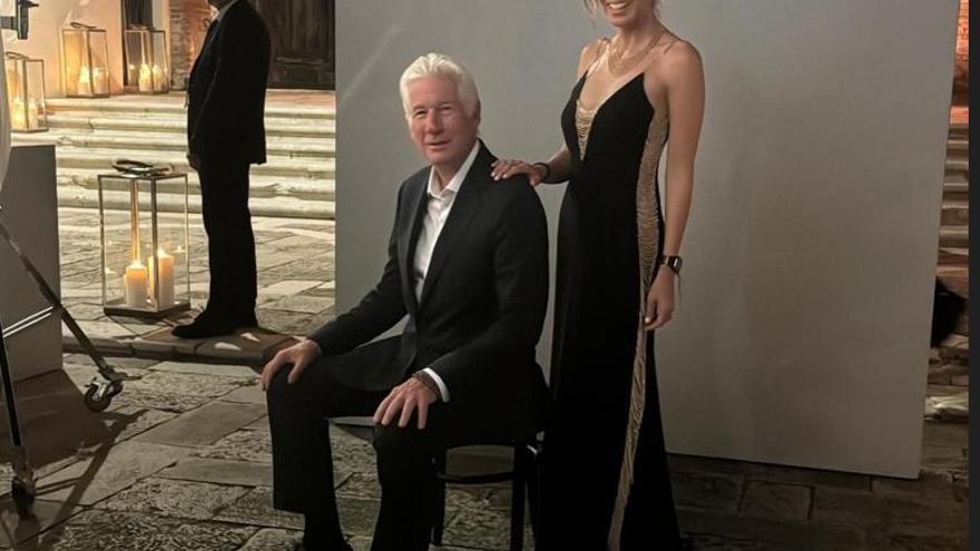 La mujer de Richard Gere viste en Venecia de Isabel Sanchis