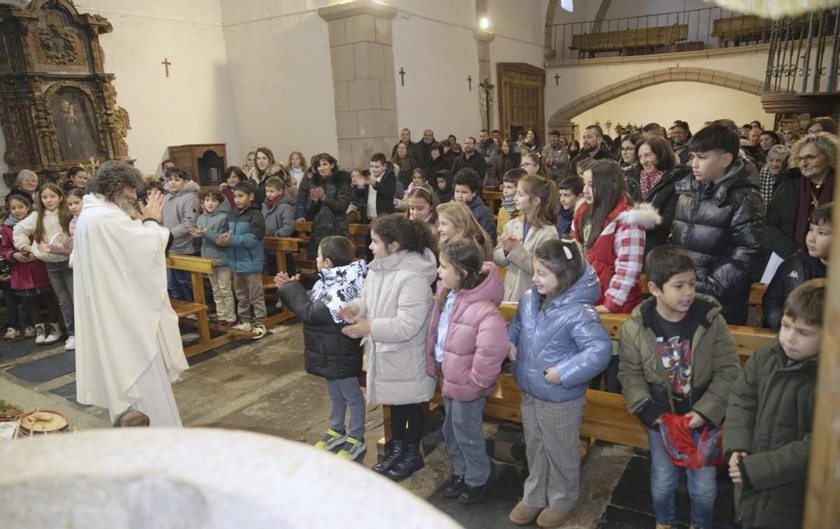 Por la izquierda: foto de familia de la clausura de la Navidad en la parroquia de Sejas; Sor Avelina con unos niños en las lecturas y la creadora del Nacimiento junto a la obra.  | CH. S.