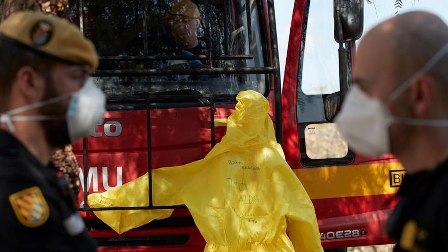 Efectivos del UME trabajan en la desinfeccion de la residencia Benviure, de Sant Boi del Llobregat