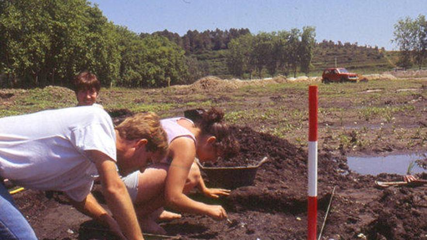 Arqueòlegs treballant a la primera intervenció a La Draga l&#039;any 1990. Fons fotogràfic Museu Arqueològic de Banyoles.