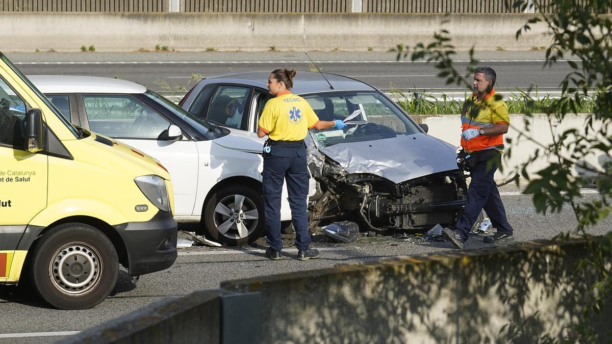 Els sanitaris del SEM atenent un accident múltiple a Salt en una foto d’arxiu.