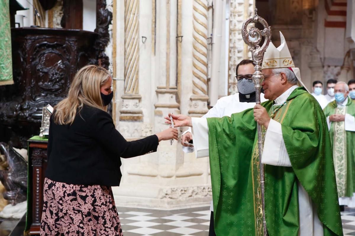 Olga Caballero y la junta directiva de la Agrupación de Cofradías toman posesión en la Catedral