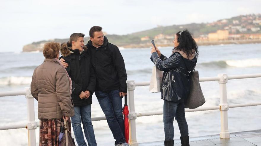 Turistas en Gijón en la Seman Santa del año pasado.