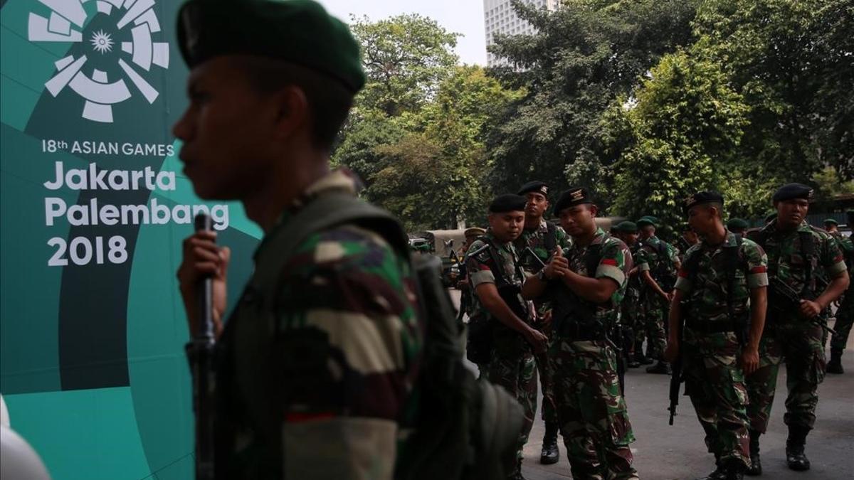 Soldados indonesios frente a un estadio antes de los Juegos Asiáticos en Yakarta.