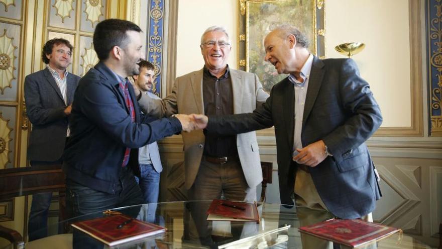 El conseller, el alcalde de Valencia y el presidente de la AVL, tras firmar el convenio.