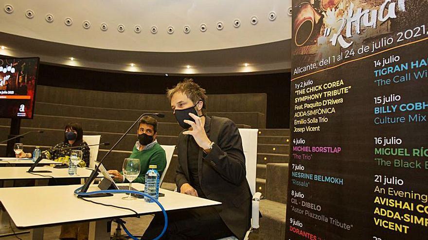 Josep Vicent, con Carlos Mazón y Julia Parra, ayer en el ADDA. | JOSE NAVARRO