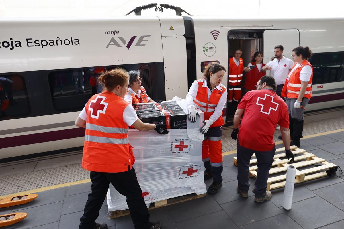 Miembros de Cruz Roja bajando desde el primer AVE llegado de Madrid.