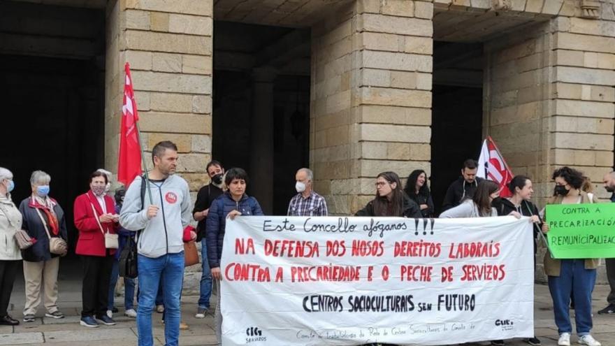 Protesta dos traballadores dos centros cívicos de Santiago de Compostela /cig