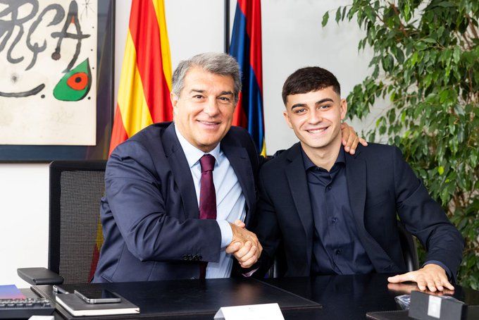 Laporta y Pedri tras la firma del contrato del joven hasta el 2026.