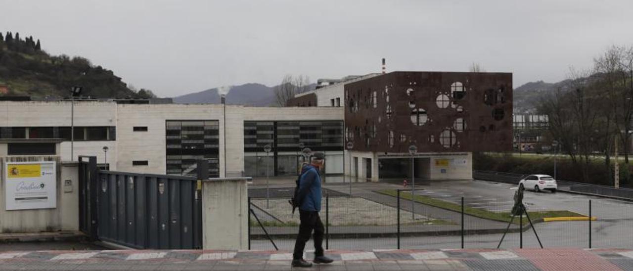 Un vecino pasa por delante del centro neurológico de Barros, que sigue cerrado. | Fernando Rodríguez